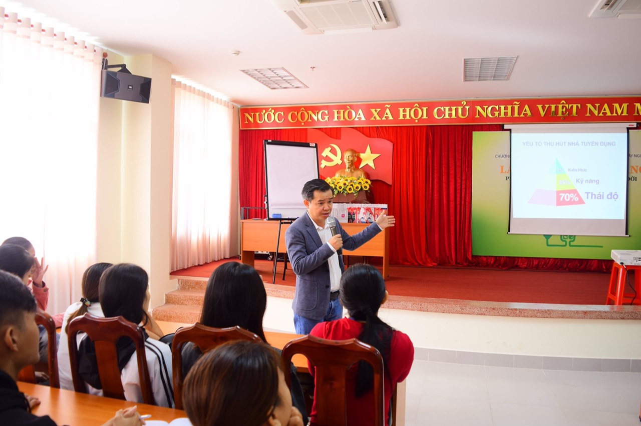 Giám đốc chi nhánh PNJ Tây Nguyên Trần Thiệu Nhã trao đổi cùng các bạn sinh viên tại hội thảo hội thảo “Phát triển bản thân – Quản trị cuộc đời”,