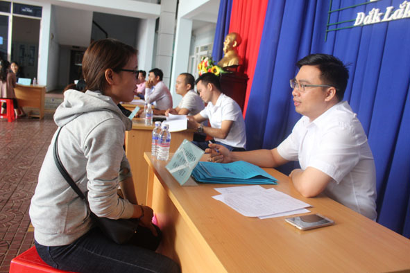 Trung tâm Dịch vụ việc làm Đắk Lắk tổ chức phiên giao dịch việc làm lưu động tại huyện Lắk.   Ảnh: Tố Nguyên