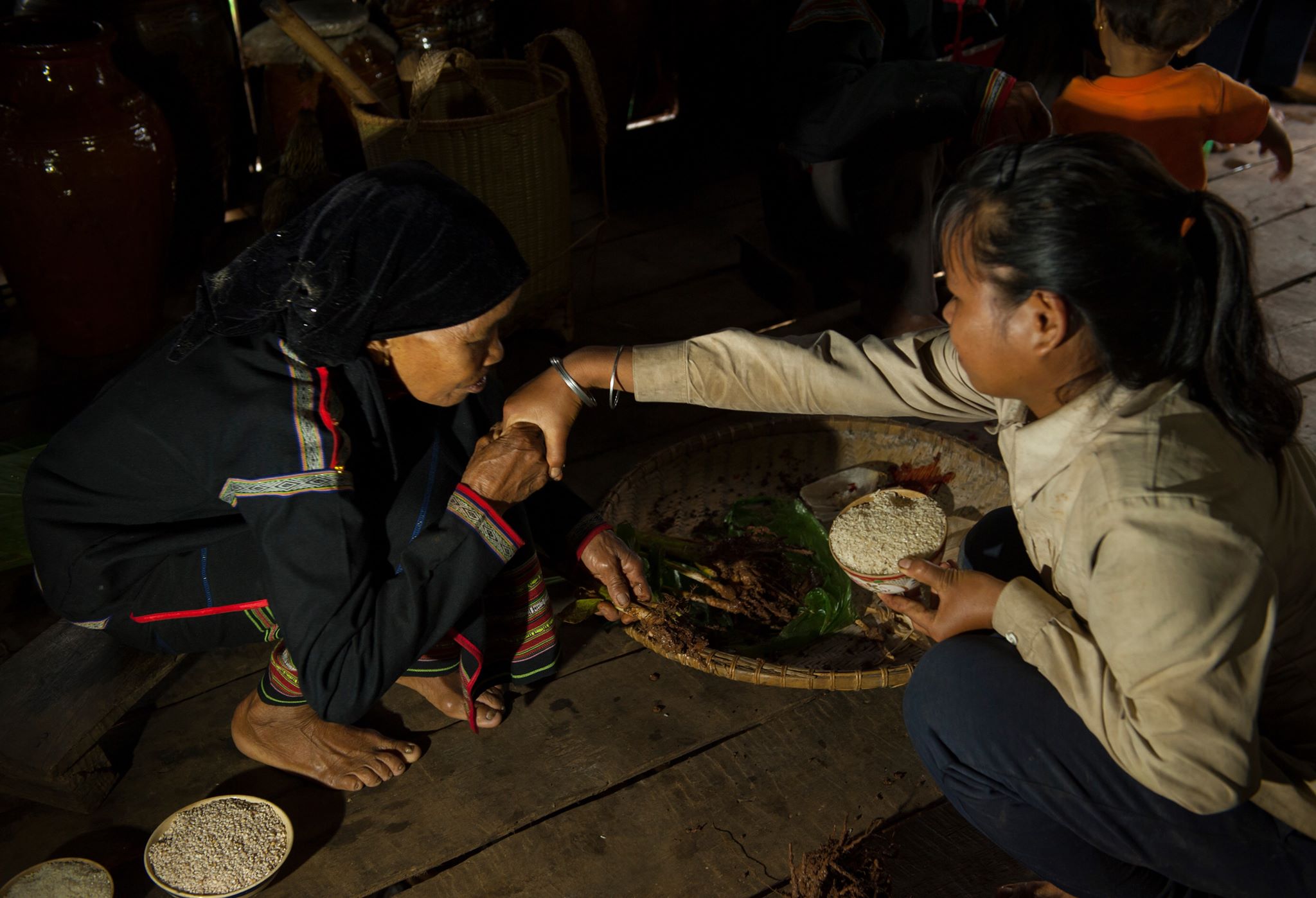 Bà Yo Ka Ly làm nghi thức hôn tay và trao tô gạo.