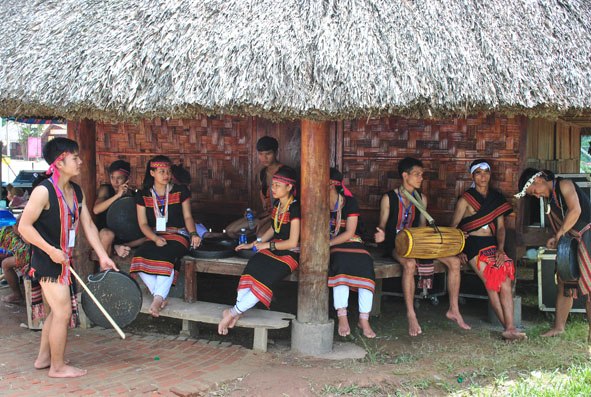 Cùng với “củi hứa hôn”, chiếc xà cạp thể hiện đức tính chịu thương chịu khó, khéo léo, giỏi giang của người con gái Bh’noong.