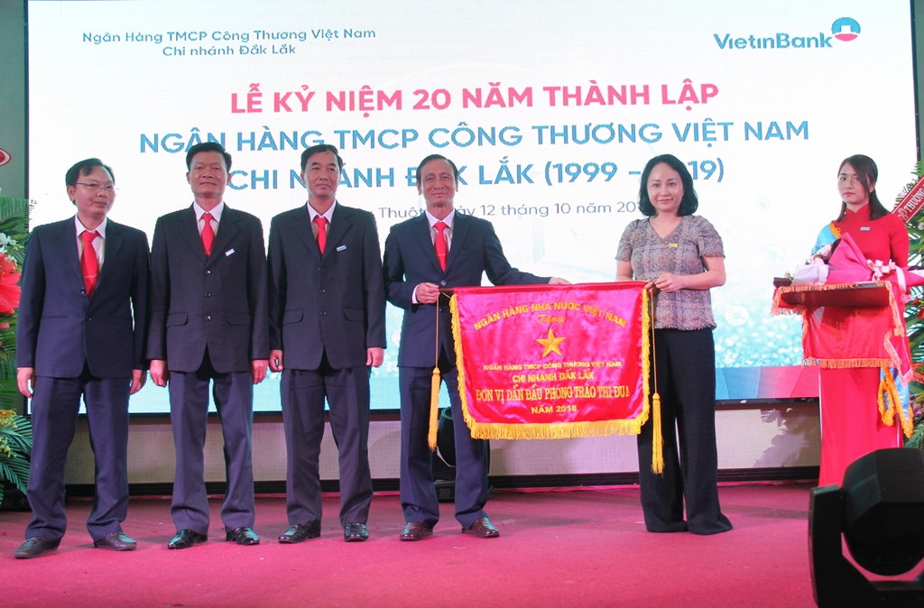 Đại diện VietinBank trao&nbsp;Cờ thi đua của Thống đốc Ngân hàng Nhà nước tặng VietinBank Đắk Lắk