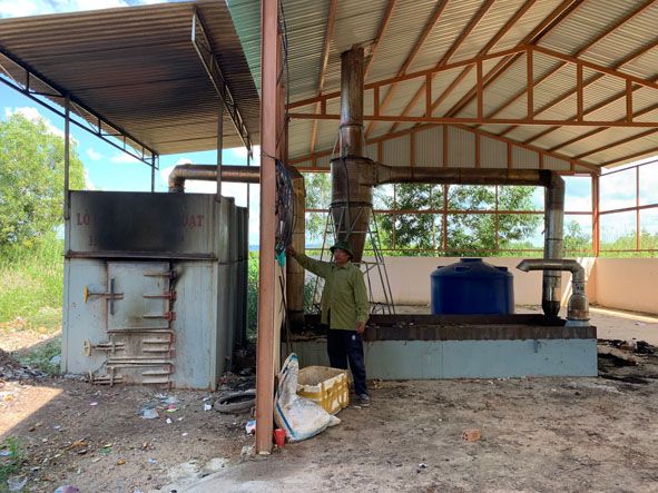 Công nhân vệ sinh môi trường vận hành lò đốt rác.