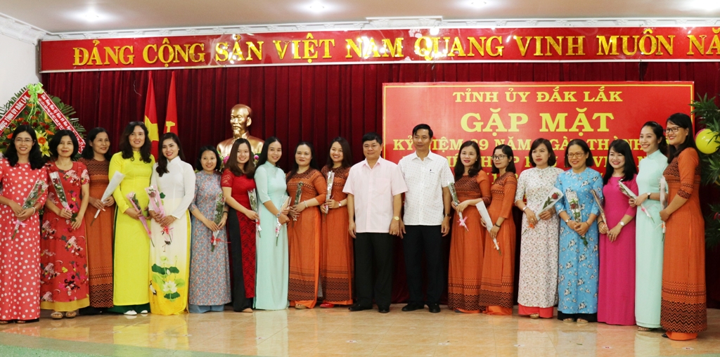 Phó Bí thư Thường trực Tỉnh ủy Phạm Minh Tấn và Chánh văn phòng Tỉnh ủy Nguyễn Thượng Hải tặng quà 