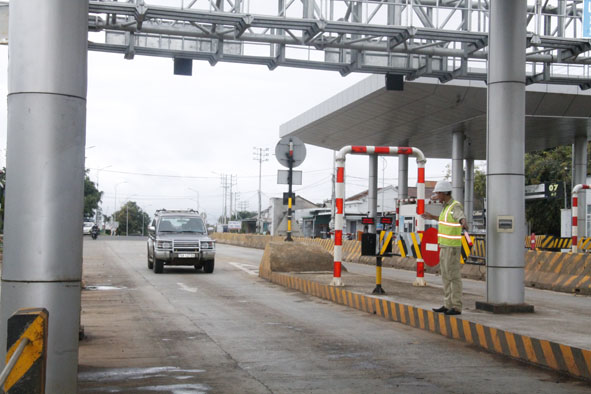 Nhân viên Trạm thu phí Ea Đar hướng dẫn phương tiện qua khu vực Trạm.