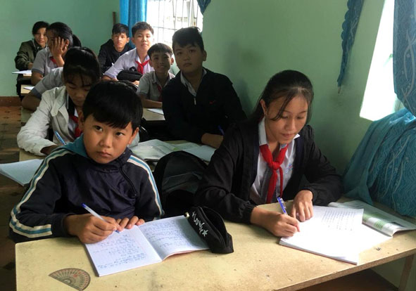 Em H'Lệ Tiên Êya (bìa phải) trong giờ học tại Trường THCS Huỳnh Thúc Kháng.