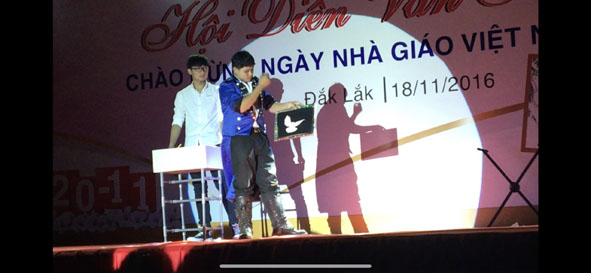 Khải thực hiện màn ảo thuật trong một buổi biểu diễn văn nghệ.