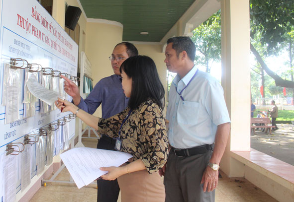 Đoàn kiểm tra kết quả thực hiện CCHC của tỉnh kiểm tra việc công khai thủ tục hành chính tại Bộ phận tiếp nhận và trả kết quả - UBND huyện Cư M'gar.