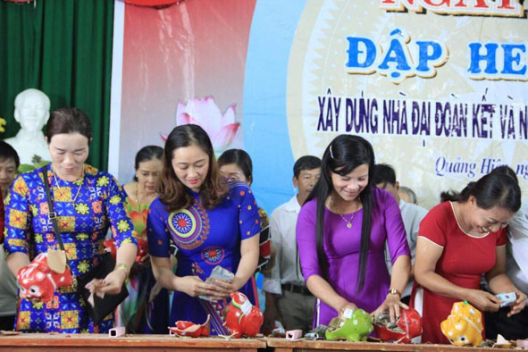 Hội Liên hiệp Phụ nữ xã Quảng Hiệp đập heo đất tiết kiệm nhằm hỗ trợ xây dựng nhà đại đoàn kết và ngân hàng bò cho hộ nghèo.