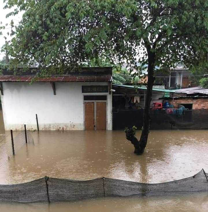 Một nhà dân tại xã Đắk Liêng bị ngập.