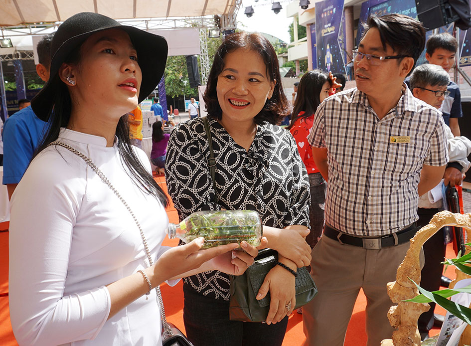 Em Hồ Trúc Linh (lớp 12A4, Trường THPT Lê Quý Đôn, TP. Buôn Ma Thuột) giới thiệu về loài lan rừng giả hạc do mình nhân giống.