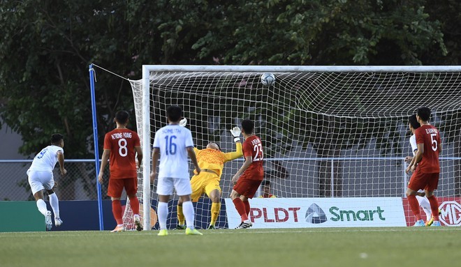 Pha bóng giúp U22 Lào rút ngắn tỷ số của Phetsivilay (áo số 15). Ảnh: Internet