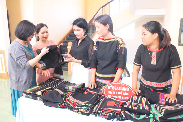Sản phẩm dệt thổ cẩm được trưng bày tại Hội nghị tổng kết 10 năm xây dựng nông thôn mới của thị xã Buôn Hồ. Ảnh: T. Hồng