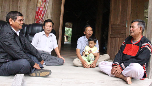 Ông Y Yăk Byă (bìa phải) cùng cán bộ Ban Dân tộc tỉnh, Phòng Dân tộc huyện đến thăm nhà dân.