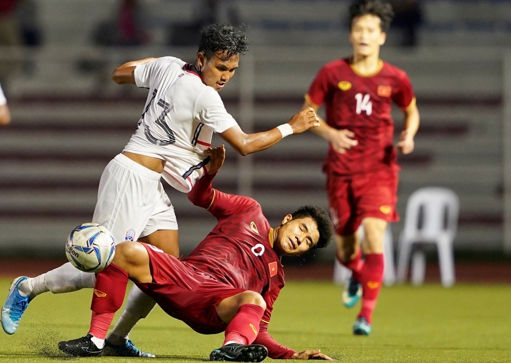 U22 Campuchia (áo trắng) đã nhập cuộc rất hứng khởi sau tiếng còi khai cuộc. Ảnh: Internet