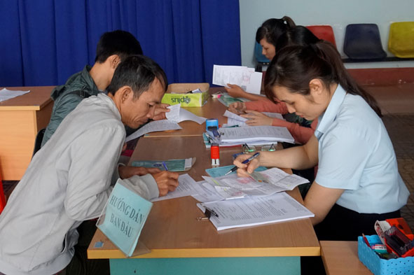 Người lao động tham gia phiên giao dịch việc làm lần thứ 10 năm 2019 do Trung tâm Dịch vụ việc làm tổ chức.