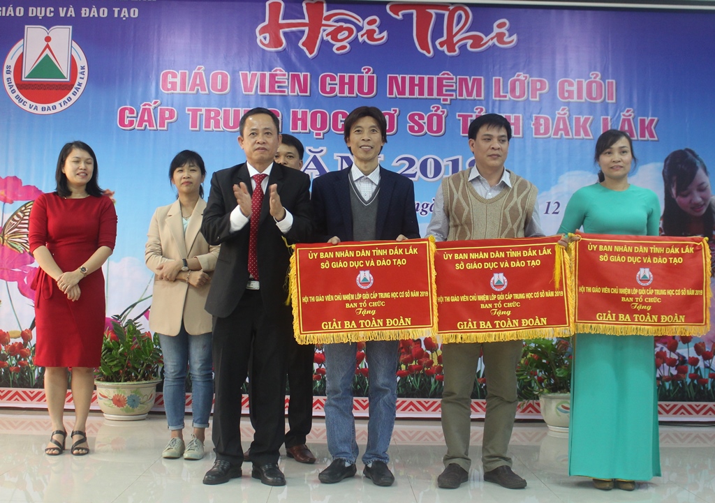 Trao giải Nhì toàn đoàn tặng các tập thể có thành tích tốt tại hội thi.