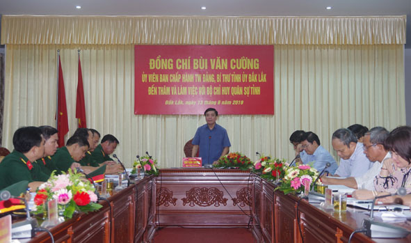 Bí thư Tỉnh ủy, Bí thư Đảng ủy Quân sự tỉnh Bùi Văn Cường phát biểu tại một buổi làm việc. Ảnh: P.Diệm