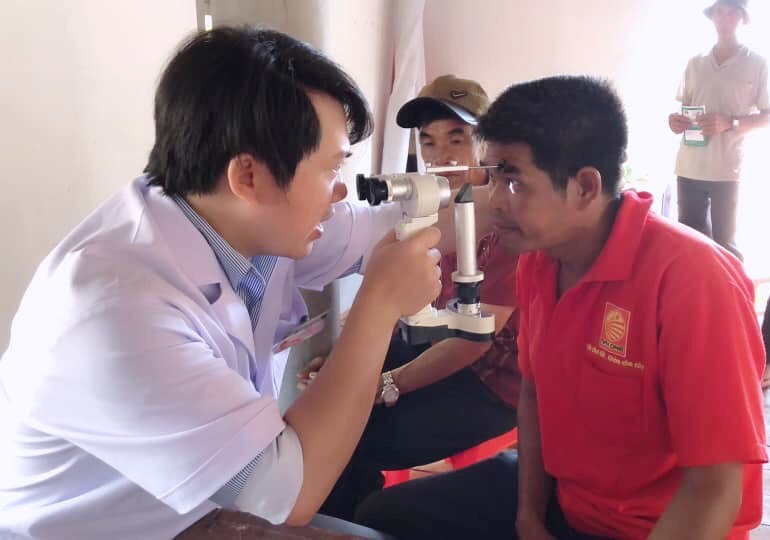 Bác sĩ Bệnh viện Mắt Tây Nguyên buôn Ayun, xã Ea Kuêh, huyện Cư M'gar