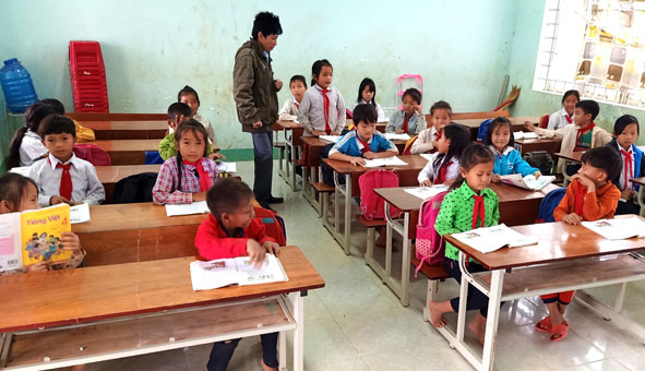 Thầy Vũ Đức Thắng và các em học sinh trong một giờ học.