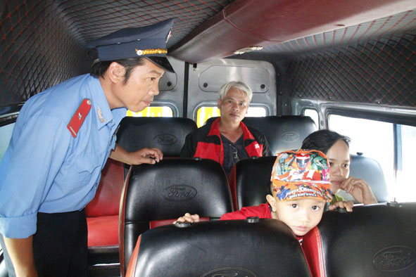 Lực lượng thanh tra giao thông kiểm tra khoang chở khách của xe chạy hợp đồng.