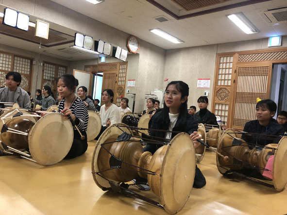 Các em học sinh tỉnh Đắk Lắk trải nghiệm trống truyền thống của Hàn Quốc. 