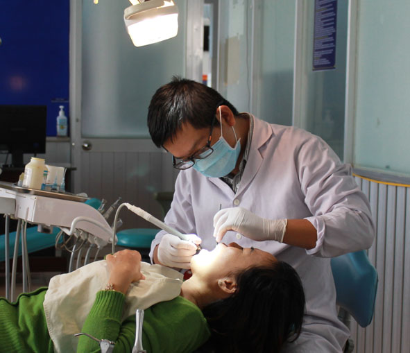 Người dân đến khám và điều trị BHYT tại Bệnh viên Đa khoa TP. Buôn Ma Thuột.