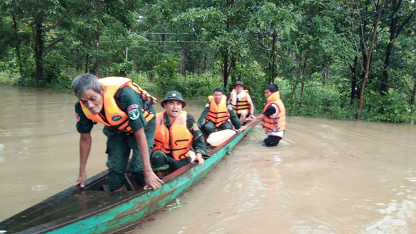 Đồn Biên phòng Sêrêpốk hỗ trợ quân, dân nước bạn Campuchia ra khỏi vùng lũ. 