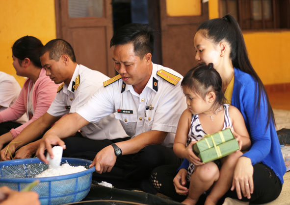 Quân – dân đảo Sinh Tồn quây quần gói bánh chưng đón Tết.