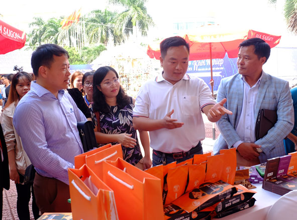 Startup Hoàng Danh Hữu (thứ hai từ phải sang) giới thiệu về nhãn hiệu cà phê sôcôla, ca cao Miss Ede mới được ra mắt.