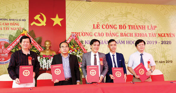 Lãnh đạo Trường Cao đẳng Bách khoa Tây Nguyên ký hợp tác đào tạo lao động với các doanh nghiệp.