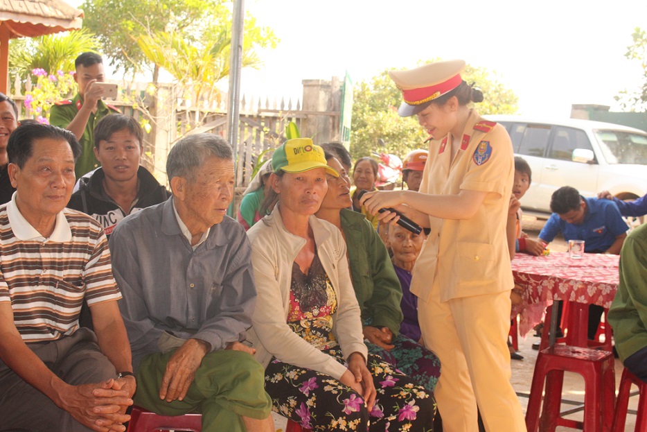 Người dân xã Cư Kbang (huyện Ea Súp) tham gia trao đổi thông tin về Luật an toàn giao thông.