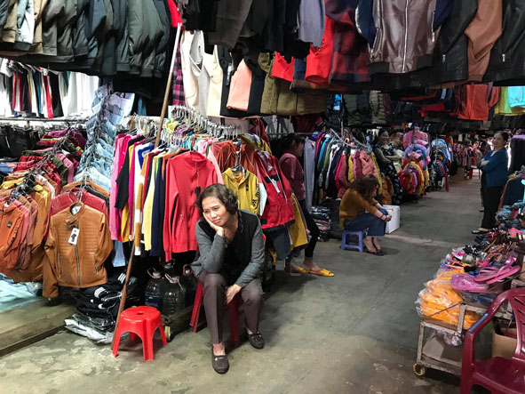 Dù đã cận Tết nhưng chợ Ea Kar vẫn đìu hiu khách mua hàng.  