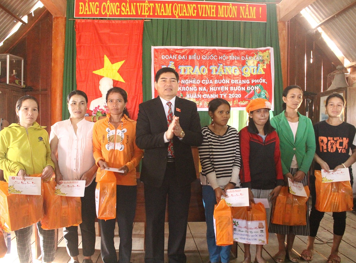 Phó trưởng Đoàn Chuyên trách Đoàn Đại biểu Quốc hội tỉnh Y Khút Niê tặng quà cho các hộ nghèo, gia đình chính sách ở buôn Đrang Phốk