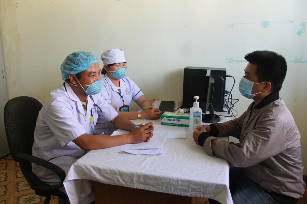 Các bác sĩ thực hiện tình huống khám sàng lọc cho bệnh nhân có dấu hiệu nghi ngờ mắc bệnh viêm đường hô hấp cấp do nCoV. 