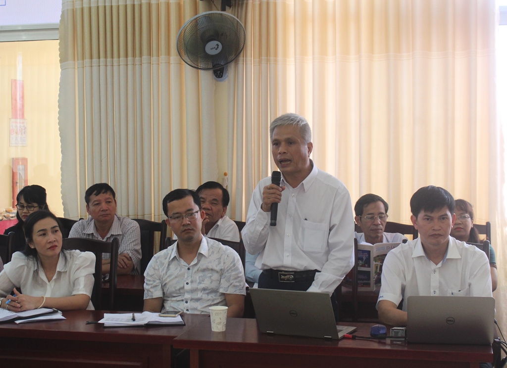 Đại biểu đóng góp ý kiến thảo luận.