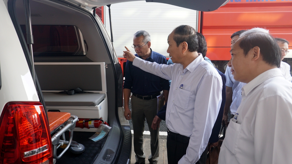 ... và kiểm tra xe cứu thương chuyên dụng của 
