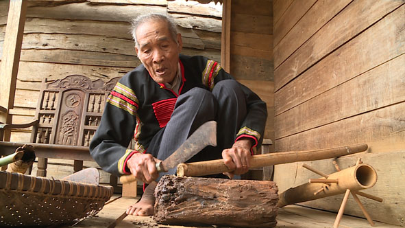 Nghệ nhân Ưu tú Y Đưng Niê tự tay làm nhạc cụ.