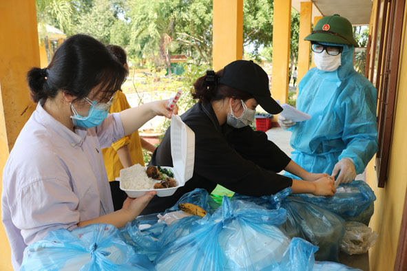 Bộ đội chuẩn bị các suất ăn cho những người trong khu cách ly.   