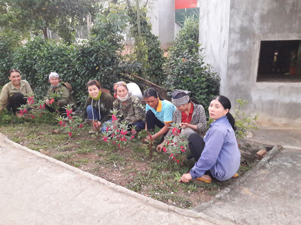 Hội viên phụ nữ xã Phú Xuân chăm sóc hoa dọc các tuyến đường.