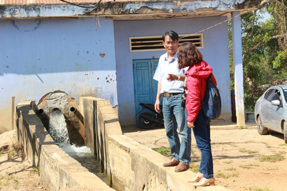 Công ty TNHH MTV Quản lý công trình thủy lợi Đắk Lắk, Chi nhánh huyện Lắk vận hành trạm bơm ở xã  Ea R'bin để tưới cho diện tích lúa trên địa bàn xã. 