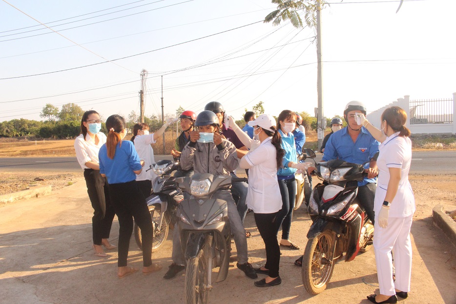 Đoàn viên Chi Đoàn Bệnh viên Đa khoa huyện Buôn Đôn do thân nhiệt cho các tình nguyện viên. 