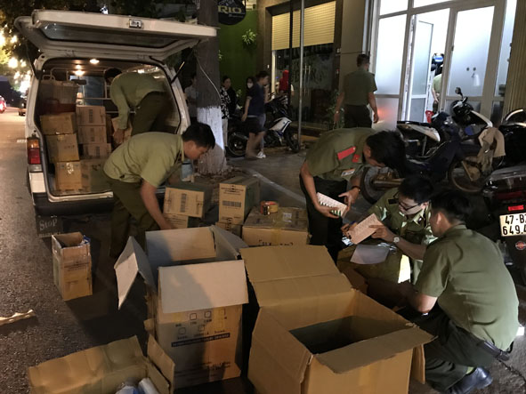 Cục Quản lý thị trường phối hợp kiểm tra trang thiết bị vật tư y tế tại TP. Buôn Ma Thuột. 