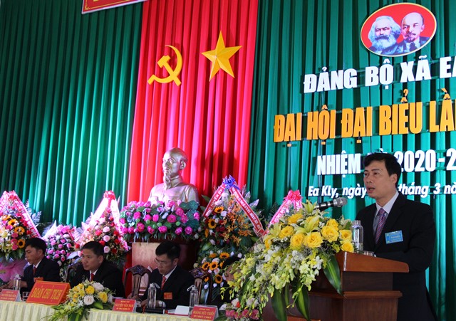 Bí thư Huyện ủy Trần Hồng Tiến phát biểu chỉ đạo đại hội