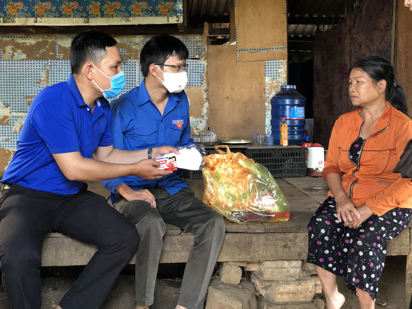 Đoàn viên thanh niên xã Ea Kao (TP. Buôn Ma Thuột) hướng dẫn người dân cách sử dụng xà phòng  và khẩu trang phòng chống dịch bệnh.   