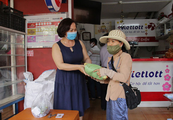 Bà Nguyễn Thị Kim Lan (chủ đại lý vé số Kim Lan) tặng gạo cho người bán vé số trước ngày tạm dừng phát hành vé số.