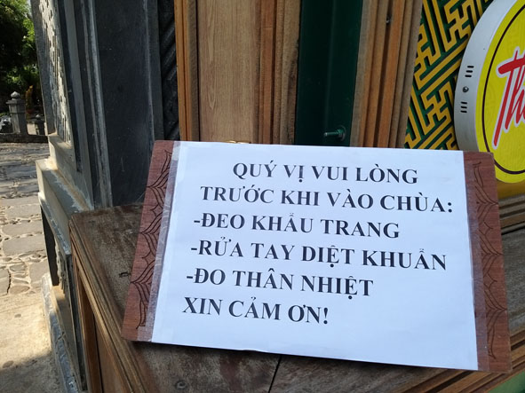 Chùa Sắc tứ Khải Đoan (TP. Buôn Ma Thuột) đặt bảng thông báo các biện pháp phòng dịch đối với phật tử khi đến chùa.  Ảnh: Lê Hương