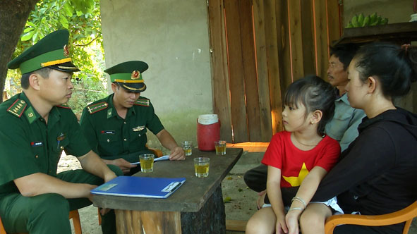 Cán bộ Đồn Biên phòng Ia R'vê gặp gỡ, chuyện trò cùng người dân.