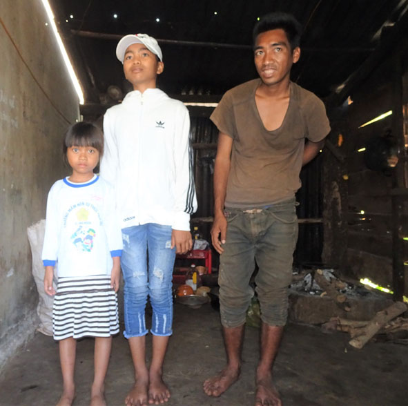 Chị em H'Ưng, H'Rưng và người anh mắc bệnh tâm thần.