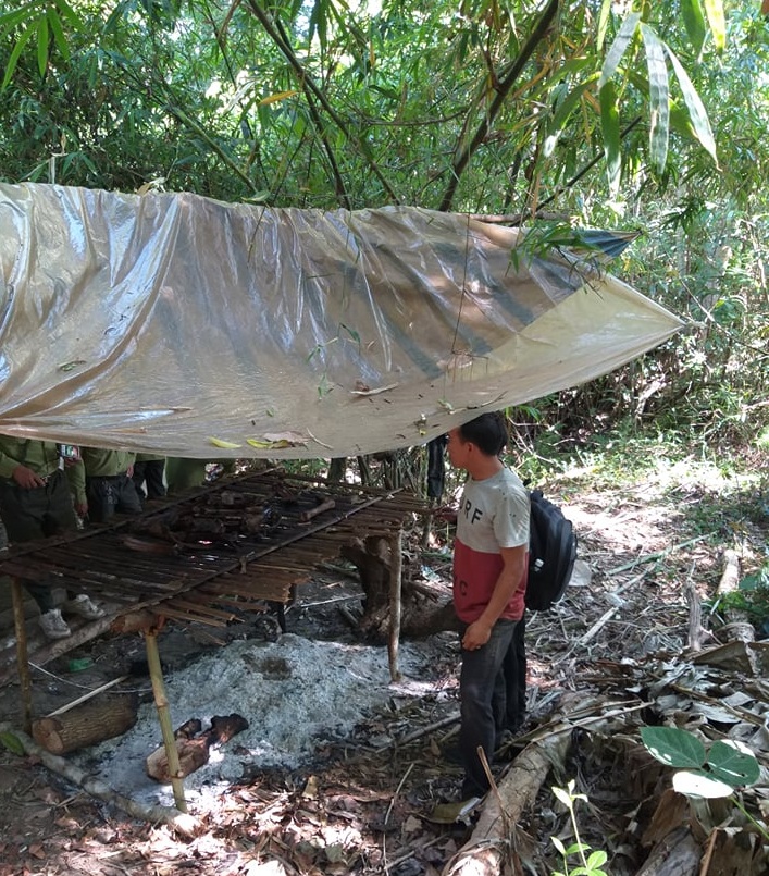 Khu vực lán trại được bọn săn trộm dùng để sấy khô thịt thú rừng săn bắn được