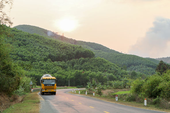 Quốc lộ 26 đoạn qua xã Ea Trang (huyện M'Đrắk). Ảnh: Hoàng Gia